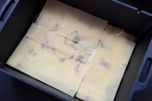 Lasagneblätter in Grillblech geschichtet für Gulasch-Lasagne