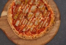 Pizza mit Currywurst
