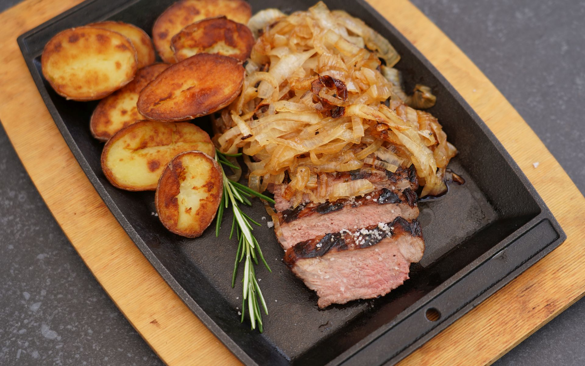 Steak mit Whiskyzwiebeln