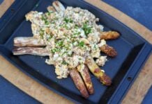 Spiegeleier-Salat auf gebratenem Spargel