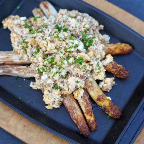 Spiegeleier-Salat auf gebratenem Spargel