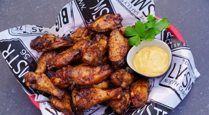 Hot Honey Chicken Wings – süß-scharfe Hähnchenflügel Chicken Wings mit Hot Honey