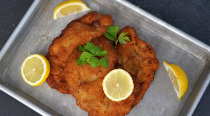 Münchner Schnitzel mit Senf und Meerrettich Bayerisches Schnitzel
