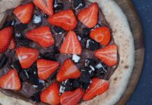 Nutella-Pizza mit Erdbeeren und Oreos