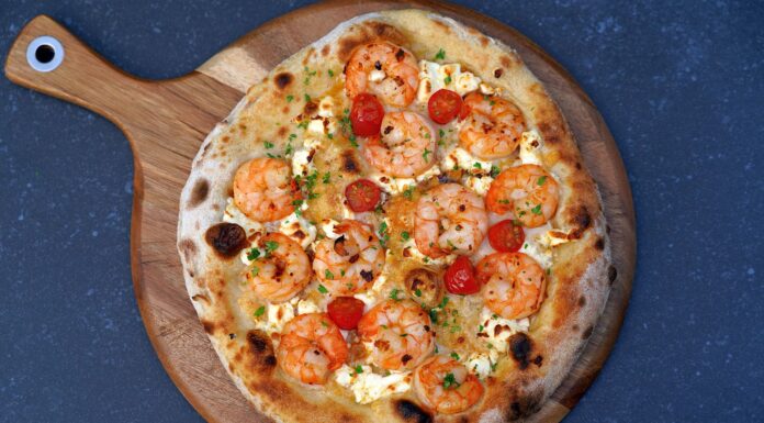 Pizza Scampi mit Parmesan, Feta & Knoblauch-Chili-Öl Garnelen