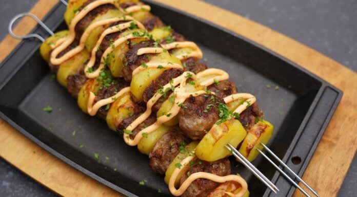 Cajun-Spieße mit Hackfleisch und Kartoffeln