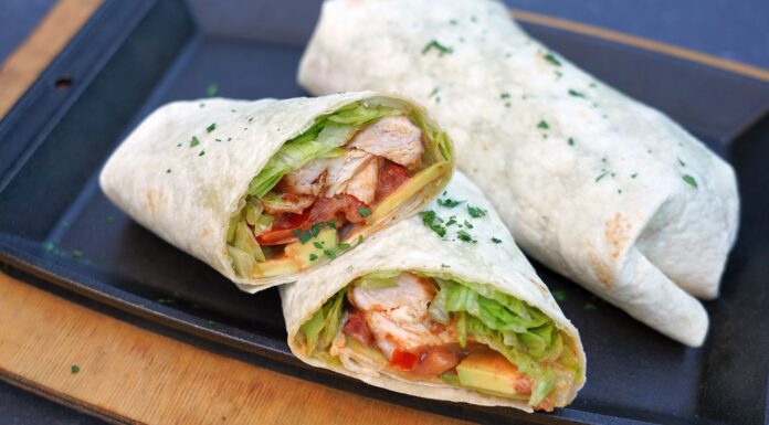 Smoked Chicken Wrap mit Tomate und Avocado Hähnchen-Wrap