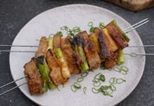 Schweinefiletspieße mit Frühlingszwiebeln