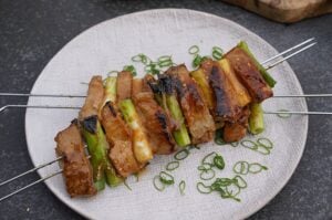 Schweinefiletspieße mit Frühlingszwiebeln