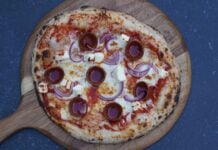 Sucuk Pizza mit Feta und Zwiebeln
