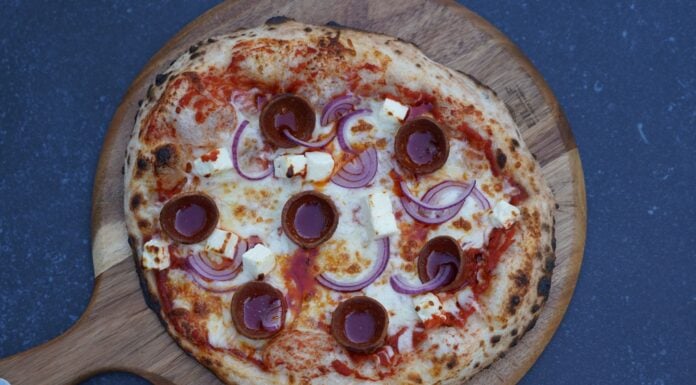 Sucuk Pizza mit Feta und Zwiebeln