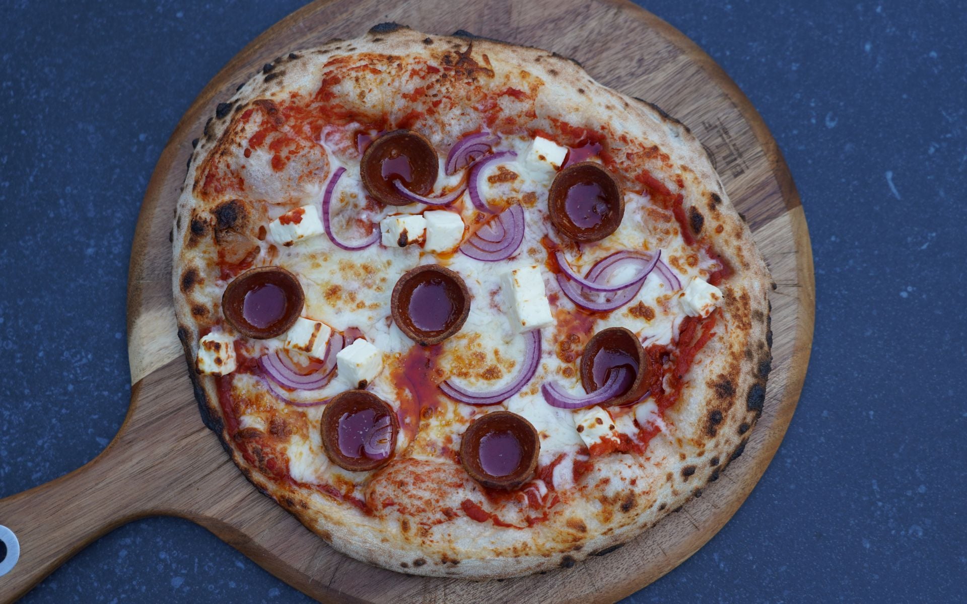Sucuk Pizza mit Feta und Zwiebeln