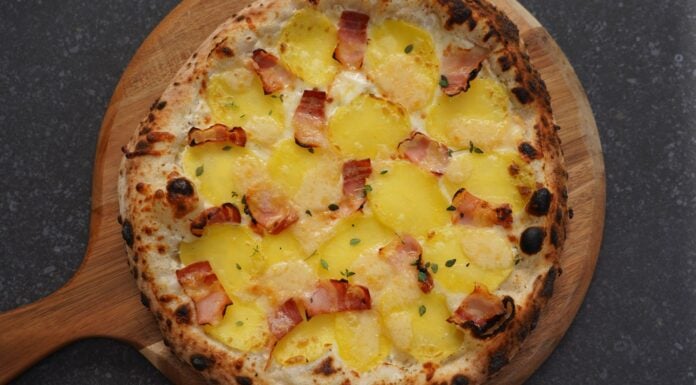 Pizza mit Kartoffelscheiben