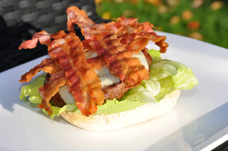 Der Pulled Beef Burger wird belegt