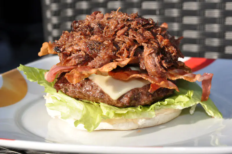 Der Pulled Beef Burger wird belegt