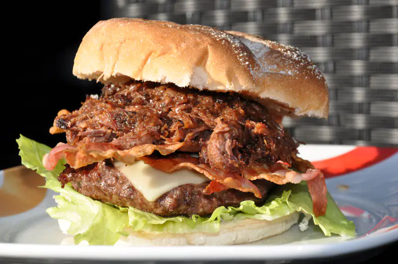 Pulled Beef Burger mit Crispy Bacon