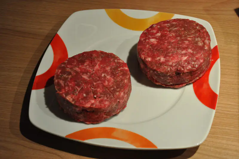 Mit Feta gefüllte Patties