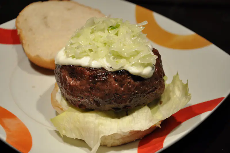 Feta-Burger mit Zatziki und Krautsalat