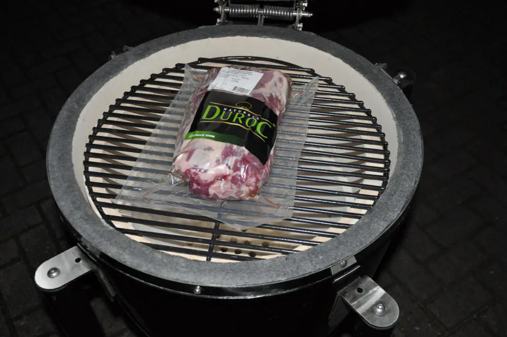 Probeliegen Duroc Nacken auf Grill Dome Keramikgrill
