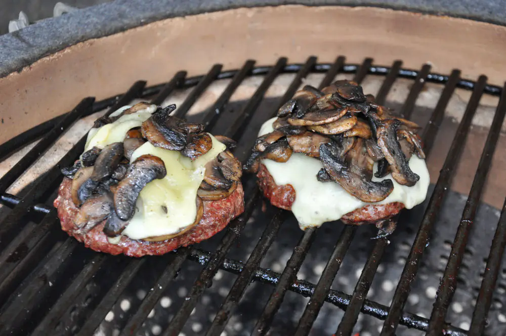 Mushroom & Swiss Burger auf dem Grillrost