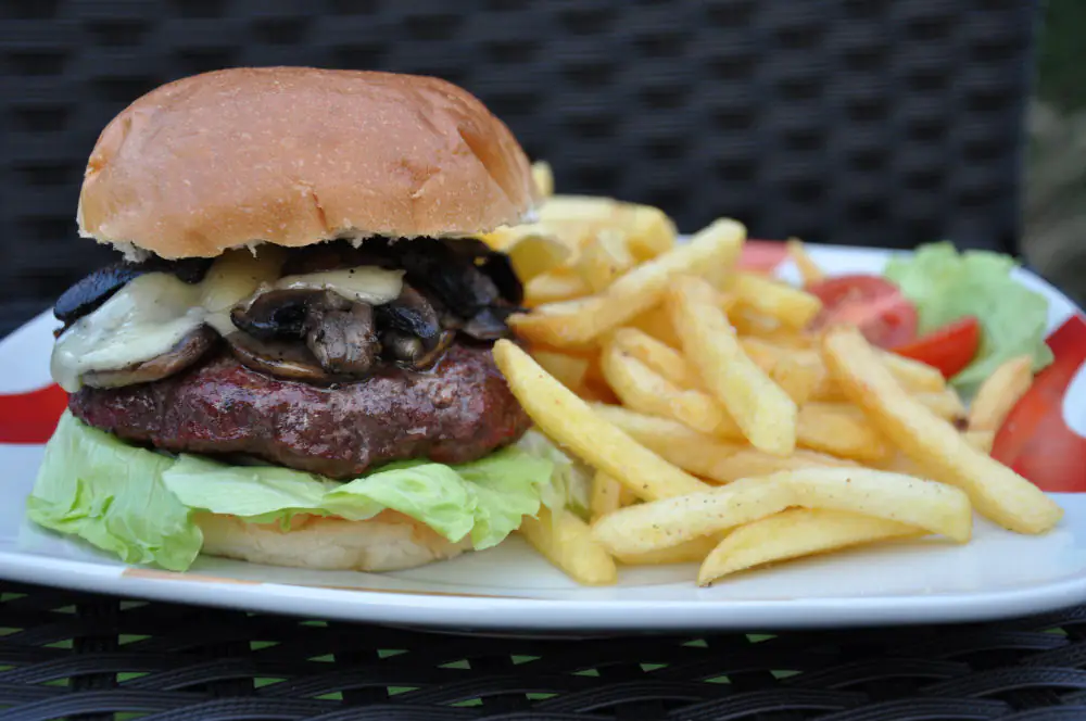 Tellerbild Mushroom & Swiss Burger mit Pommes