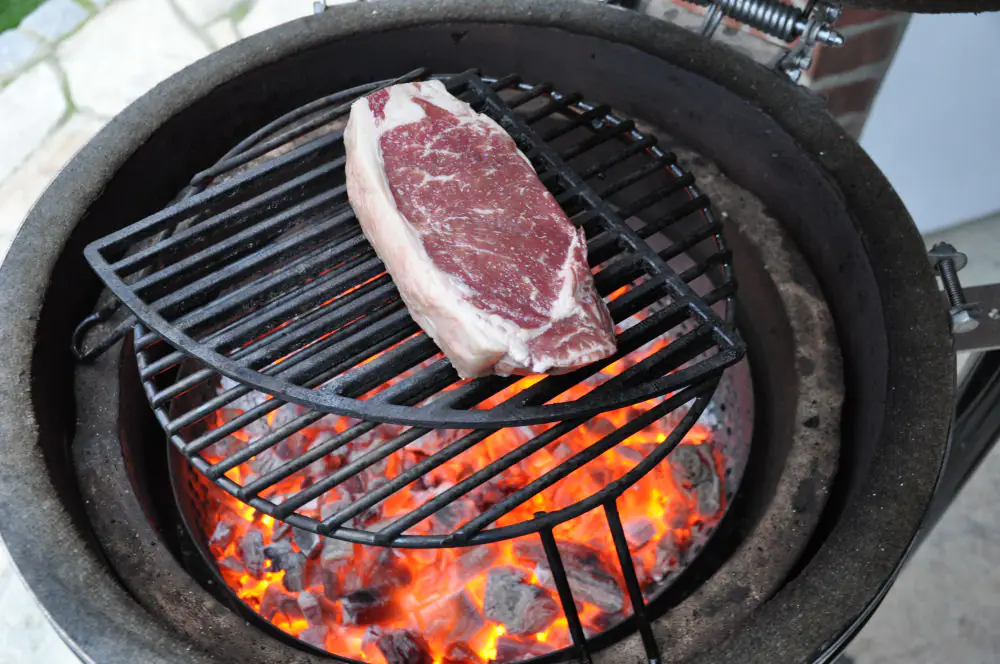 US-Rumpsteak auf Gussrost im Grill Dome