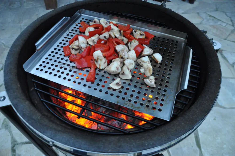 Gemüse auf dem Grill Dome