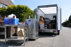 Der Hänger wird beladen