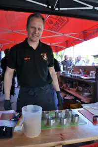 Olly bereitet das Dessert vor