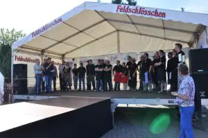 Alle Teams bei der Siegerehrung auf der Bühne