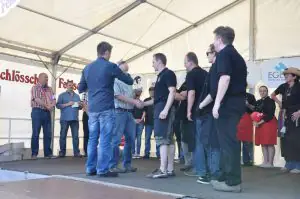 Die BBQ Wiesel Niederrhein bekommen den Preis für den 3.Platz überreicht