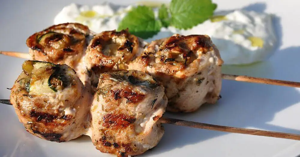 Griechische Lollies mit Feta-Füllung und Tzatziki schweinerücken im speckmantel-GriechischeLollies011-Schweinerücken im Speckmantel