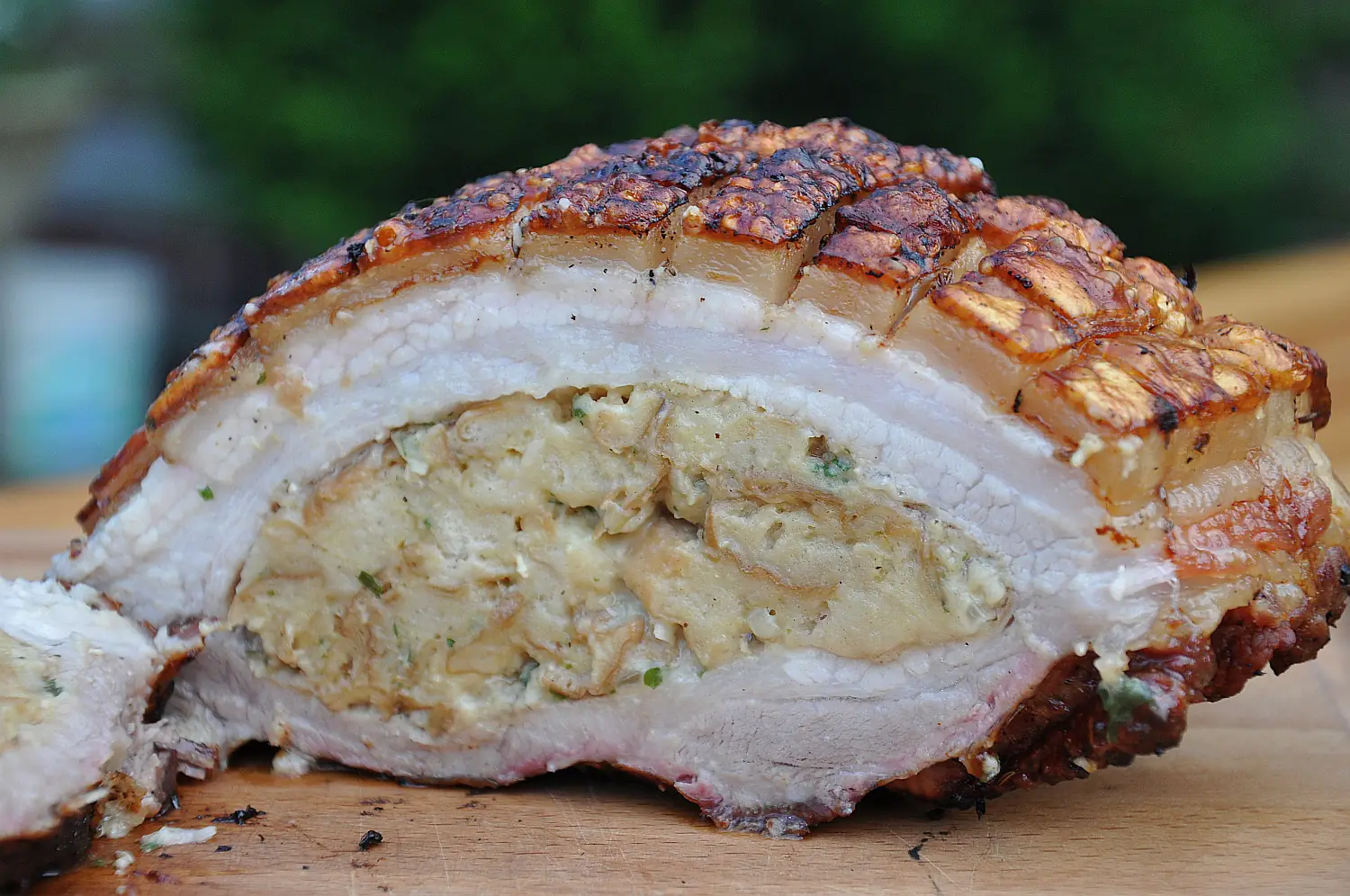 Gefüllter Schweinebauch bayrischer Art | BBQPit.de