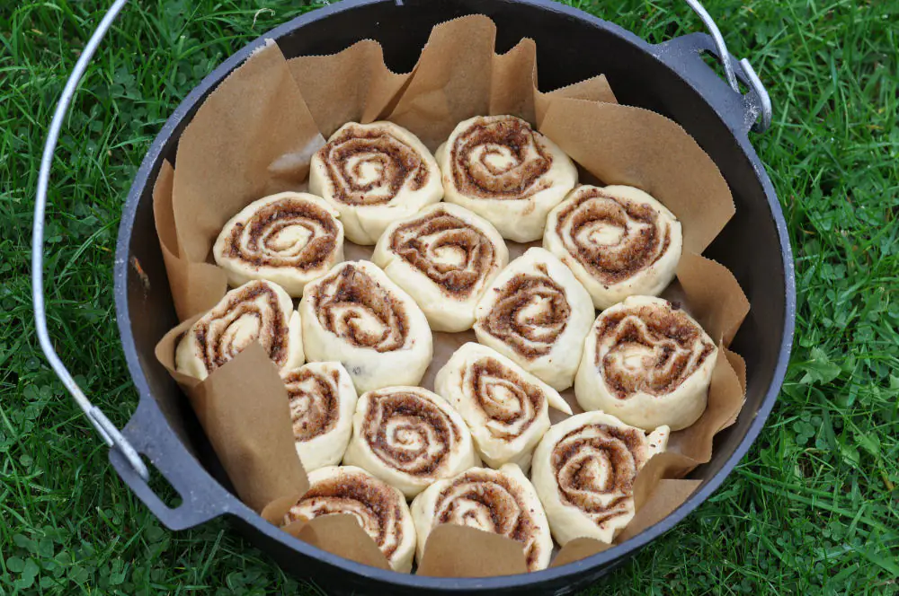 Cinnamon Rolls im 12" Dutch Oven Zimtschnecken im 12" Dutch Oven