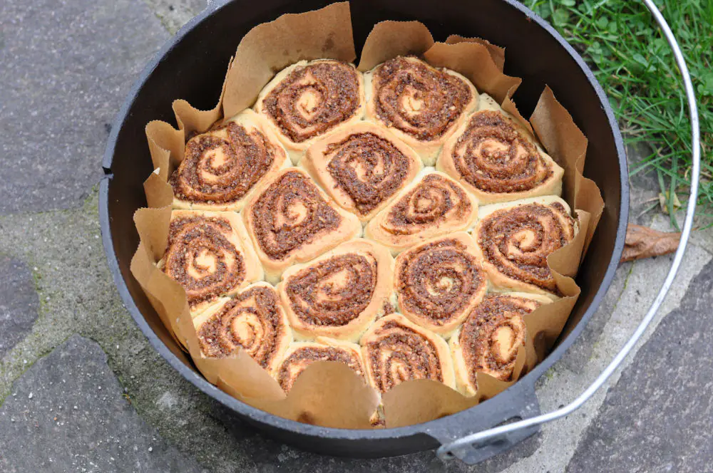 Fertige Cinnamon Rolls im 12" Dutch Oven Fertige Cinnamon Rolls im Dutch Oven