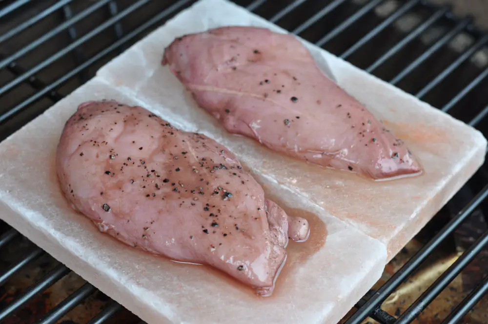 Hühnerbrustfilets auf der Salzplanke Hühnerbrustfilets auf der Salzplanke