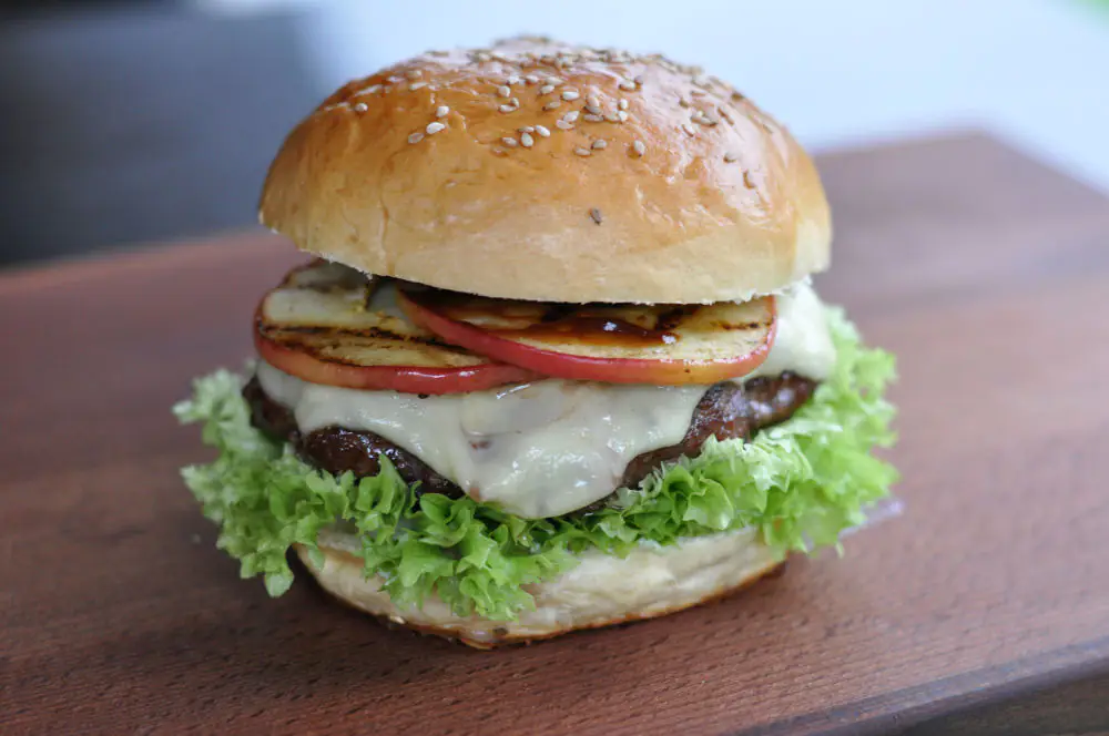 Apfel-Cheeseburger