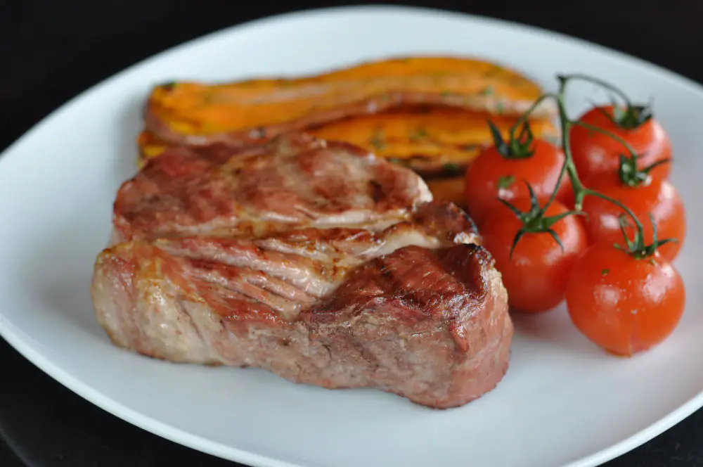 Stauferico Nackensteaks mit gegrillten Süßkartoffeln - BBQPit.de