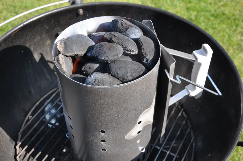 Den Grill mit einem Anzündkamin sicher anzünden