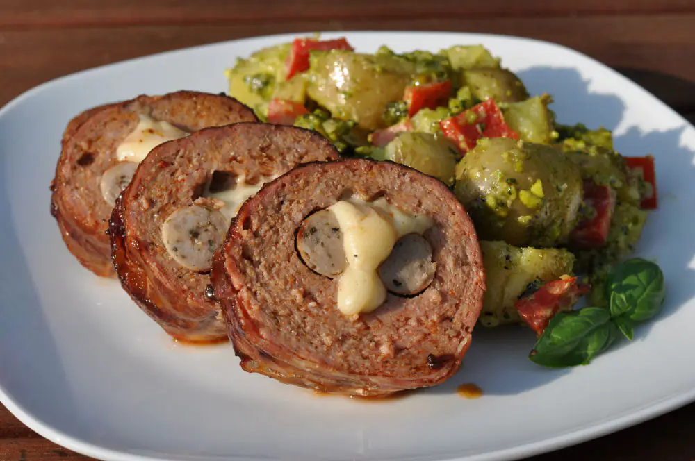 Mini Bacon Bombs mit Nürnberger und Käse-Füllung | BBQPit.de griechischer hackbraten-MiniBaconBombs-Griechischer Hackbraten mit Feta und Paprika