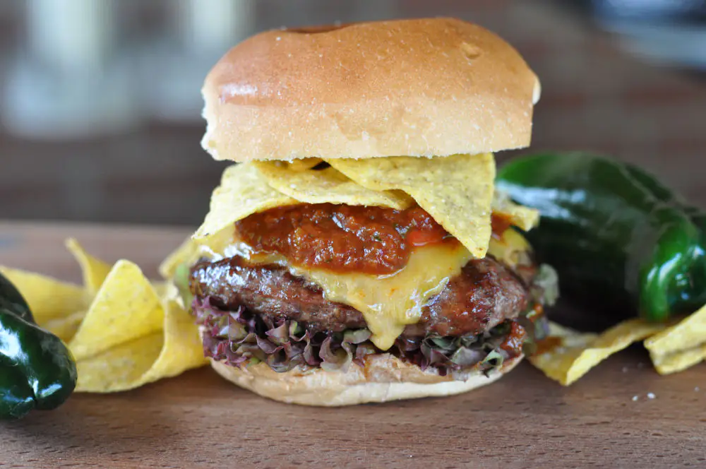 Mexikanischer Burger mit Nachos