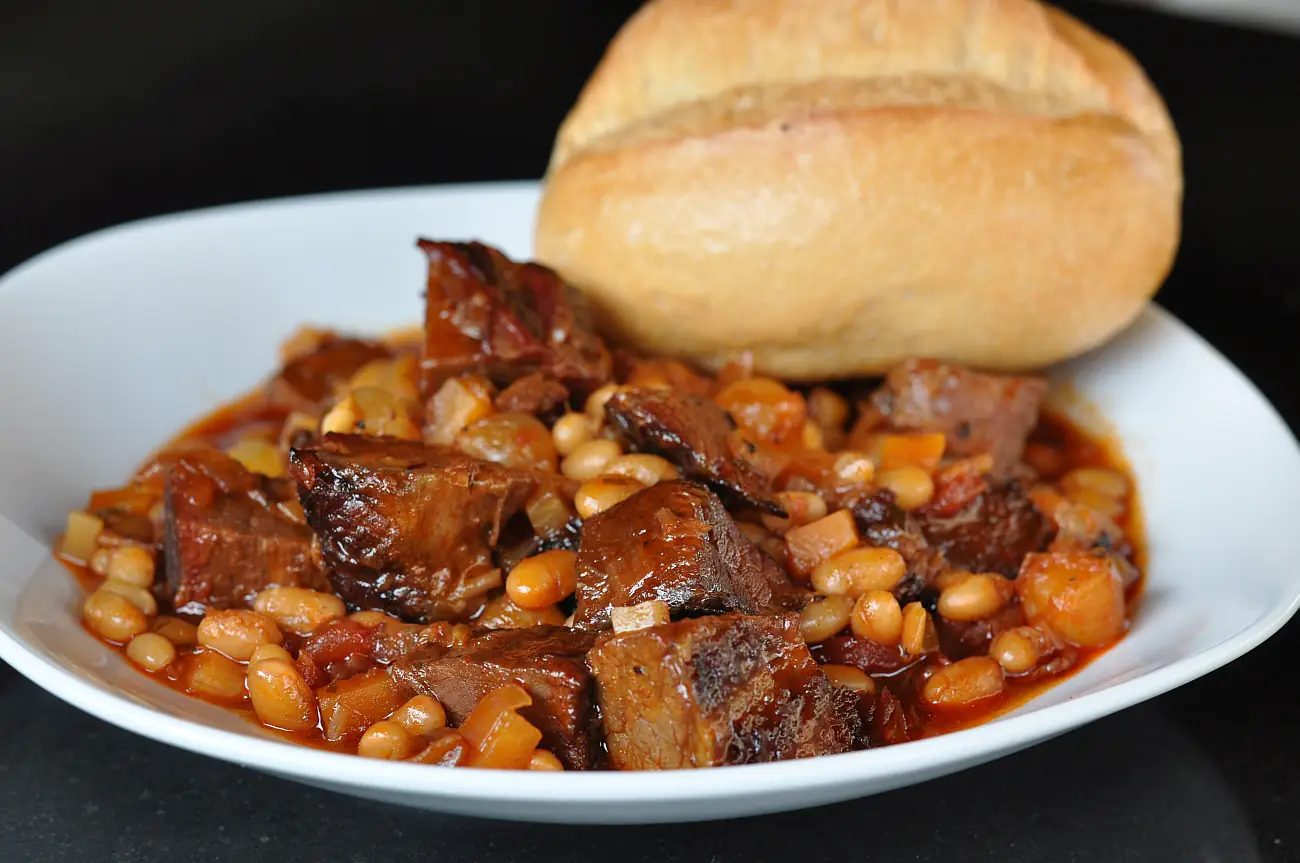 Redneck Beans mit Beef Brisket aus dem Dutch Oven | BBQPit.de rinderrouladen-RedneckBeansDutchOven-Rinderrouladen aus dem Dutch Oven