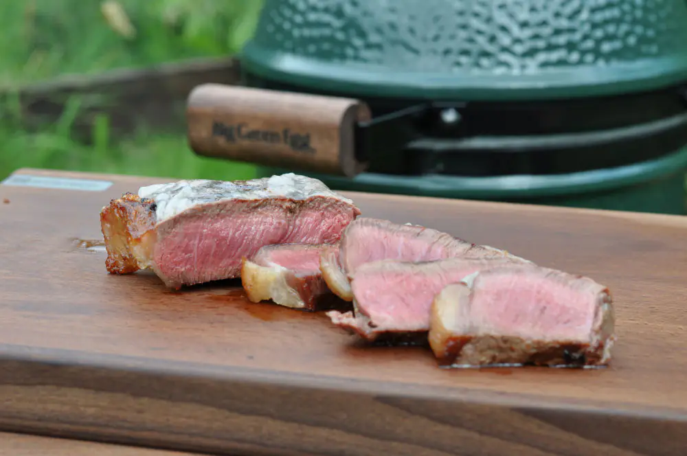 Rumpsteak mit Lardo vom Big Green Egg Mini | BBQPit.de