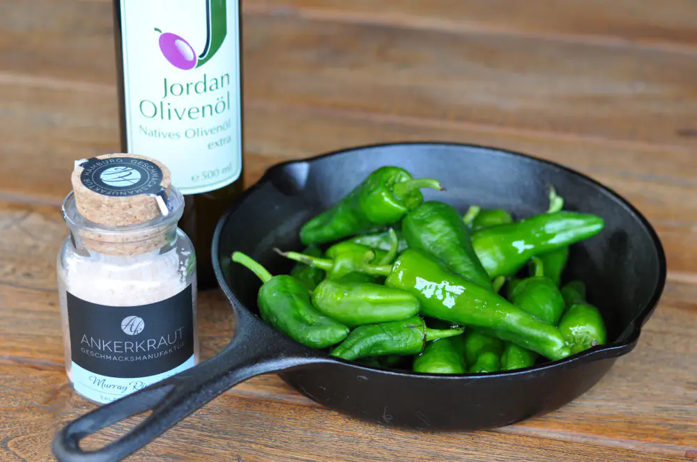 Pimientos de Padrón - Bratpaprika aus der Gusspfanne 1 Bratpaprika