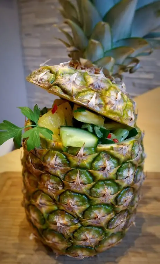 Ananas-Gurkensalat mit Limettendressing 4 Ananas-Gurkensalat in der Ananasschale serviert