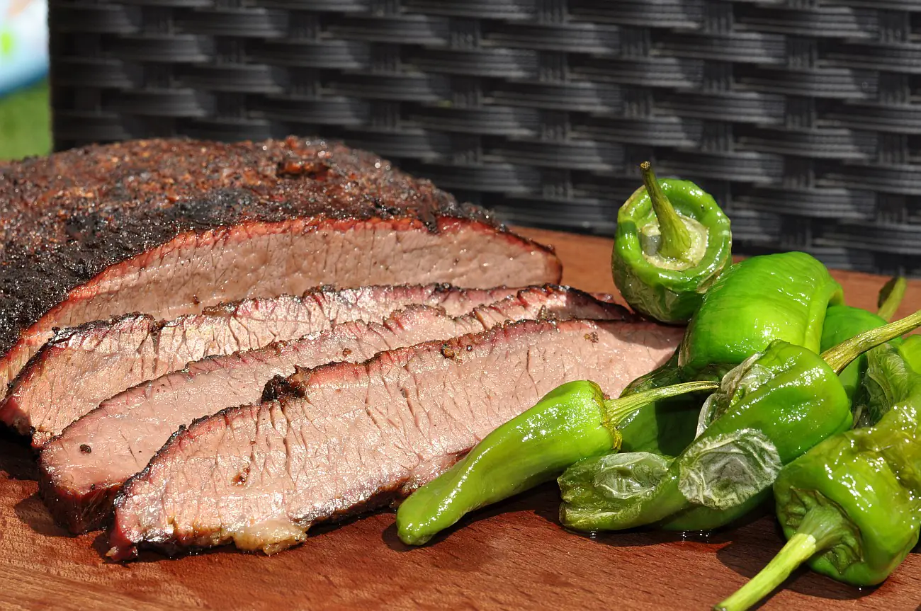 Beef Brisket Anleitung - die perfekte Rinderbrust grillen | BBQPit.de puten-pastrami-BeefBrisketRinderbrust-Puten-Pastrami / geräucherte Putenbrust aus dem Hickory-Rauch