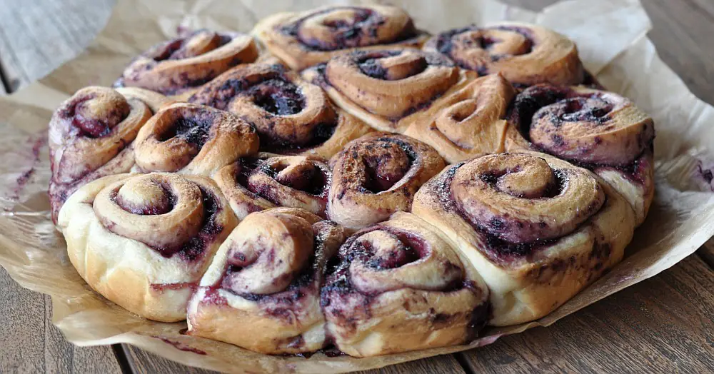 Blaubeer-Zimtschnecken aus dem Dutch Oven blaubeer-muffins-BlaubeerSchnecken-Blaubeer-Muffins &#8211; Rezept für saftige Blueberry-Muffins
