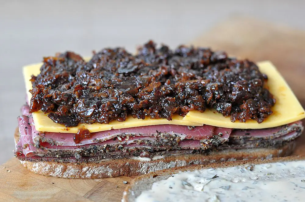 Pastrami-Bacon-Jam-Sandwich mit Cheddar 1 Pastrami-Bacon-Jam-Sandwich