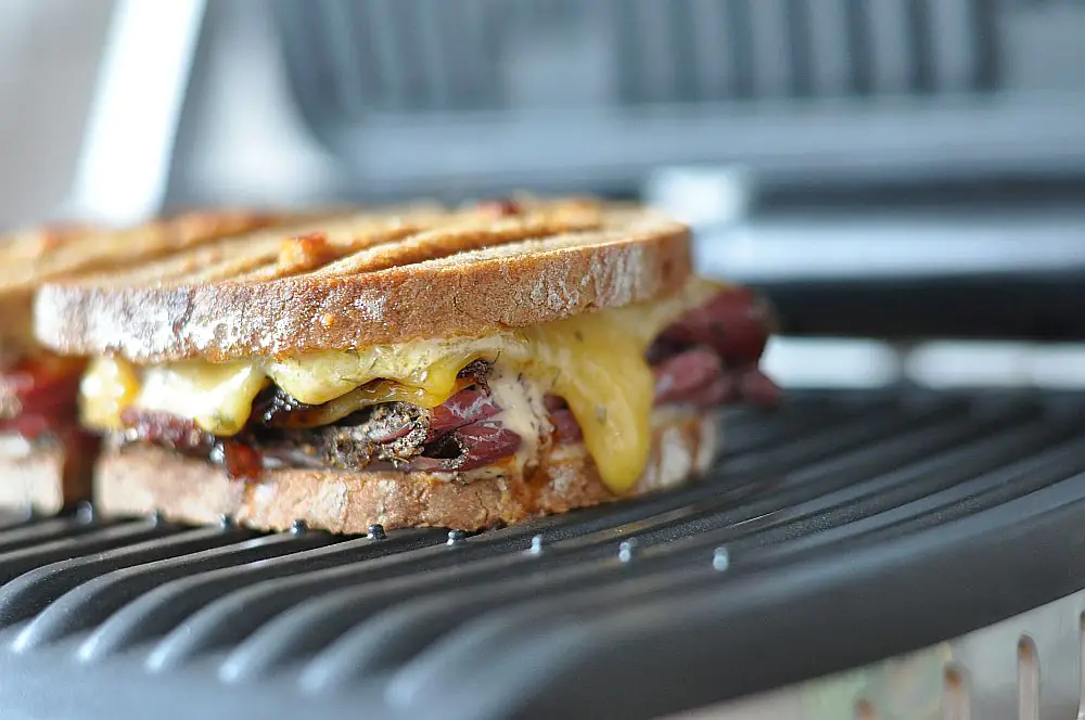 Pastrami-Bacon-Jam-Sandwich mit Cheddar 2 Pastrami-Bacon-Jam-Sandwich