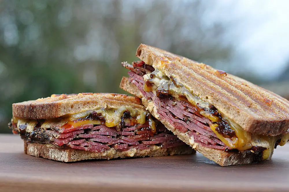 Pastrami-Bacon-Jam-Sandwich mit Cheddar 4 Pastrami-Bacon-Jam-Sandwich